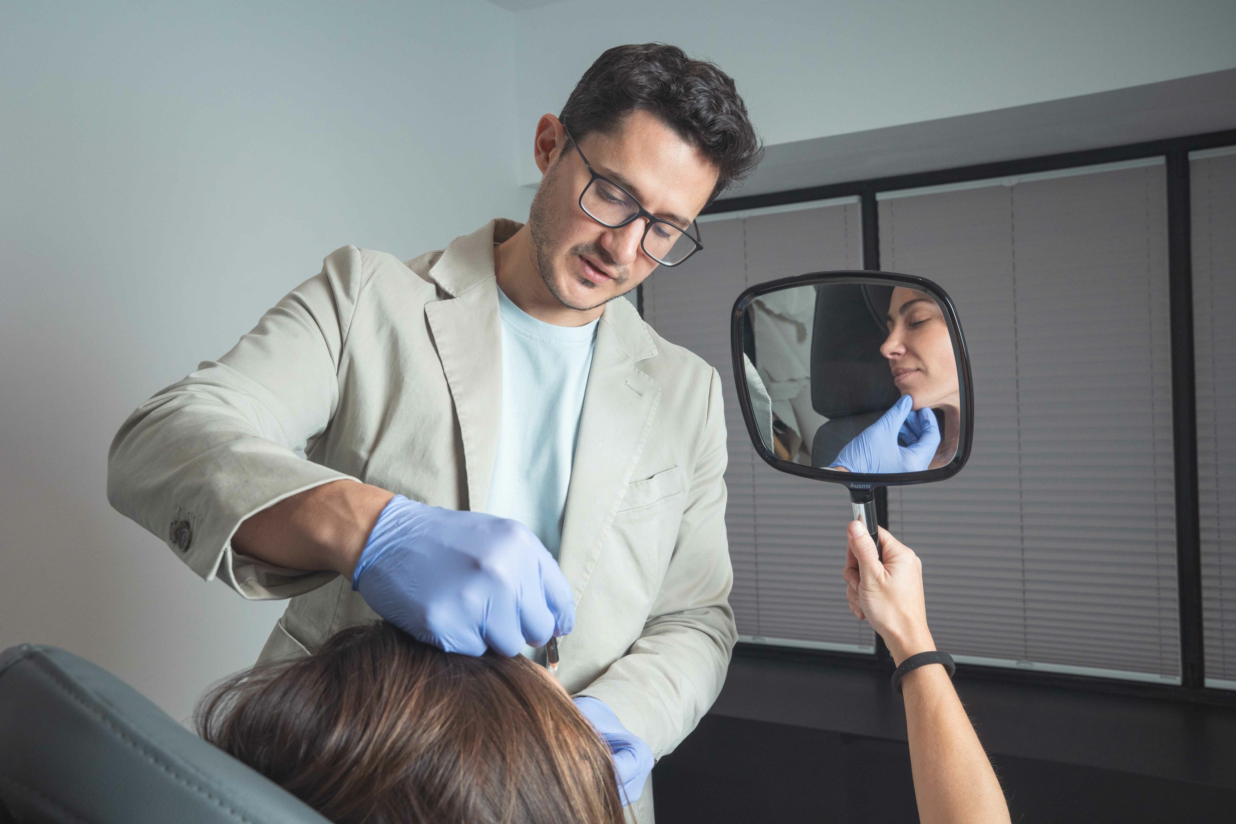 Valoración facial en Rhino & Face Especialista de Rhino & Face durante una valoración facial en consulta